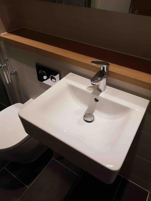 2 Bedrooms In Rg Centre *